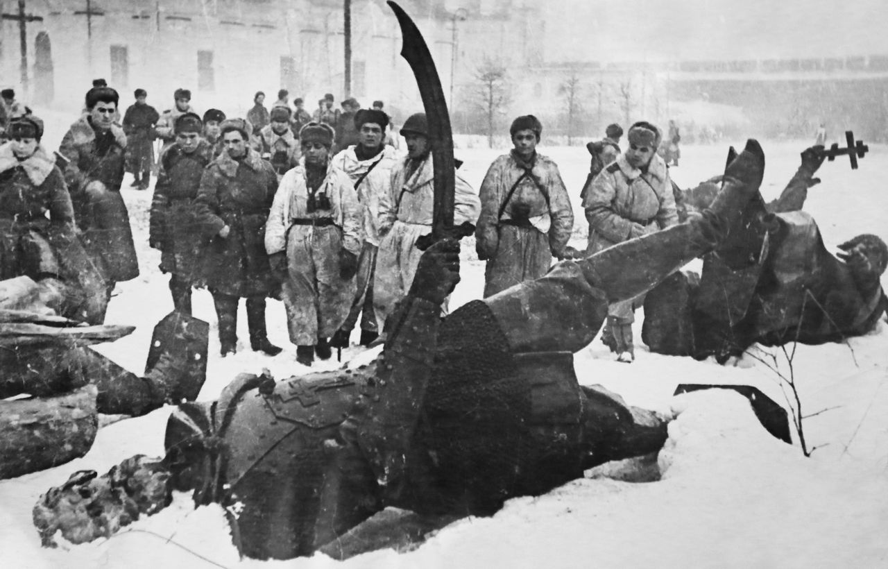 Советские бойцы у разрушенного памятника «Тысячелетие России» в Новгороде, январь 1944 г.