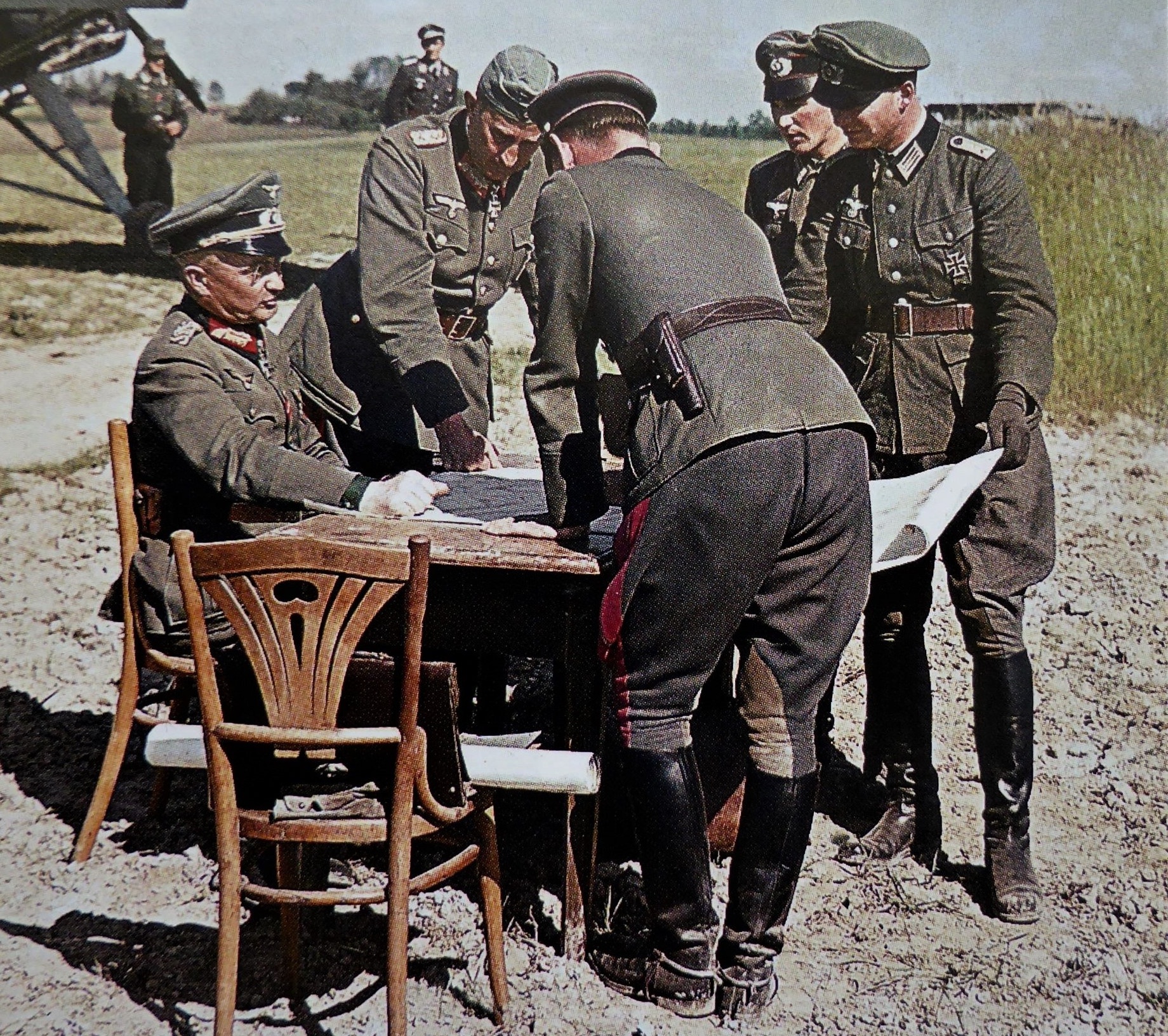 Командующий 9-й армией вермахта генерал-полковник Вальтер Модель (сидит слева).