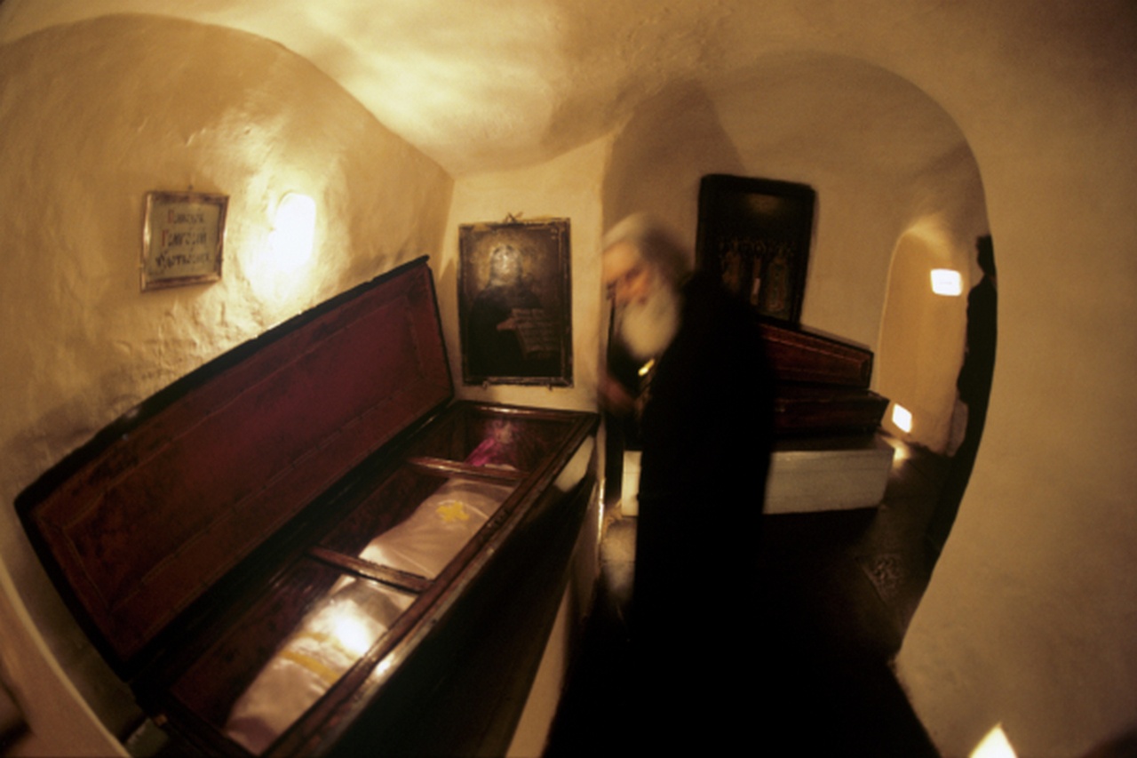 Поклонение мощам святых в дальних пещерах Святой Успенской Киево-Печерской лавры.