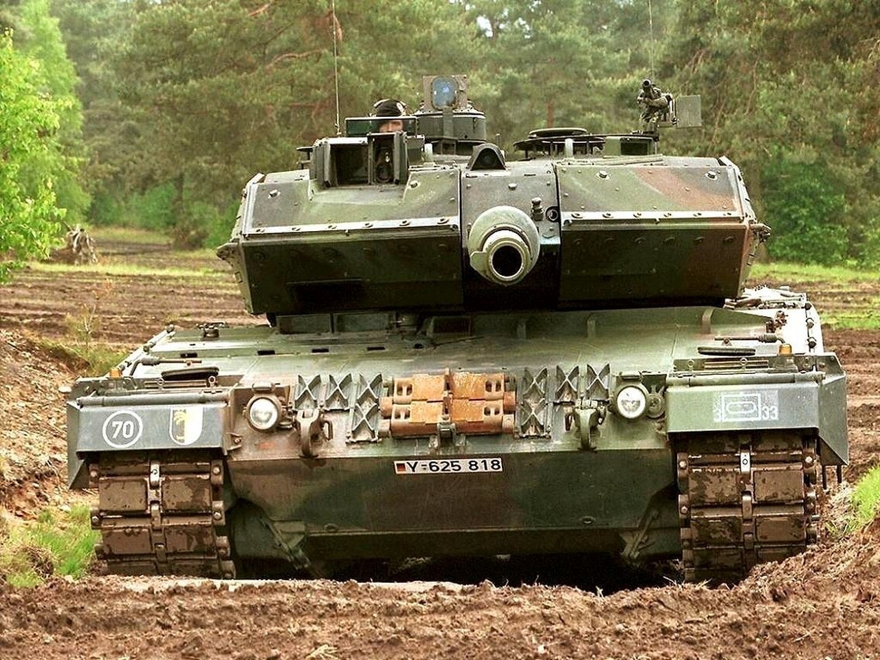 Немецкий Leopard 2A6. Зеркало системы встроенного контроля выверки прицелов расположено на дульном срезе пушки (не сверху, как у всех, а справа).