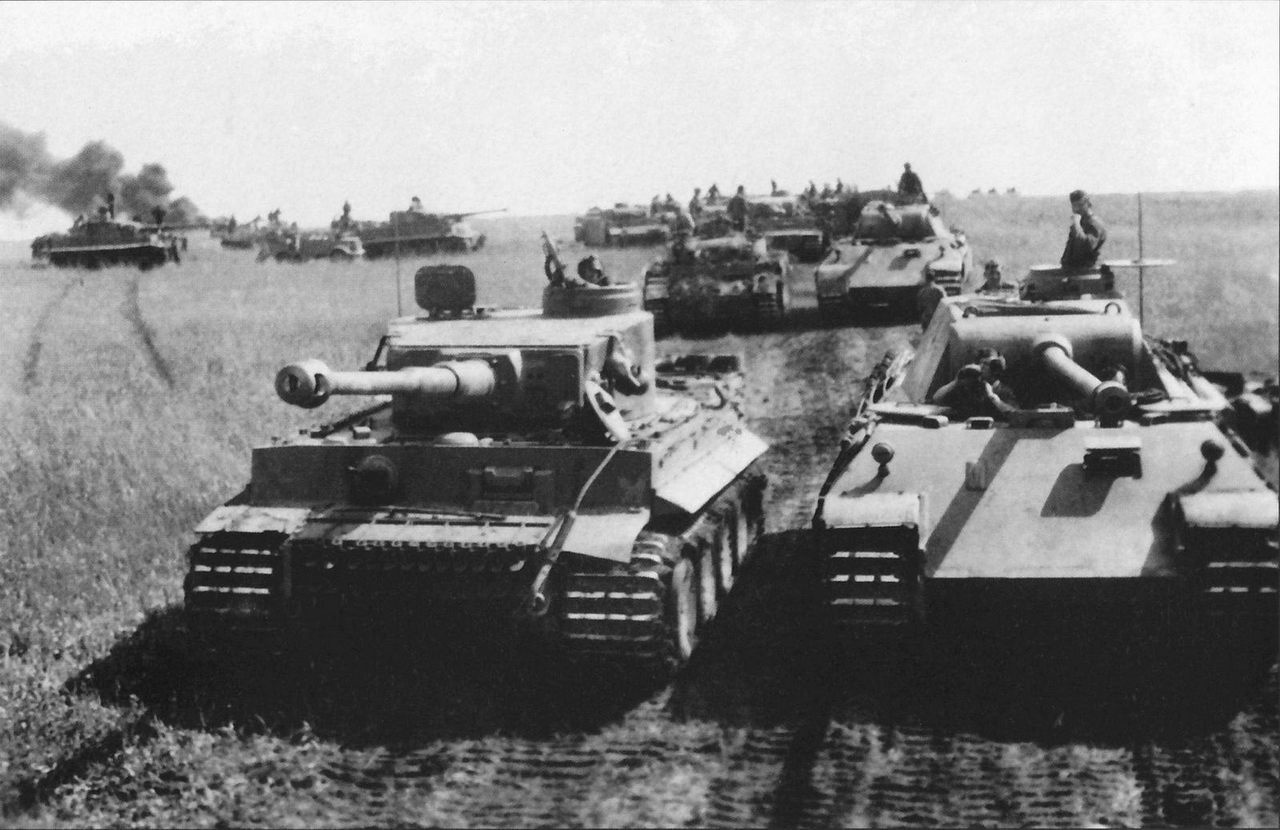 Колонна немецких танков на Курской дуге (слева «Тигр», справа «Пантера»).