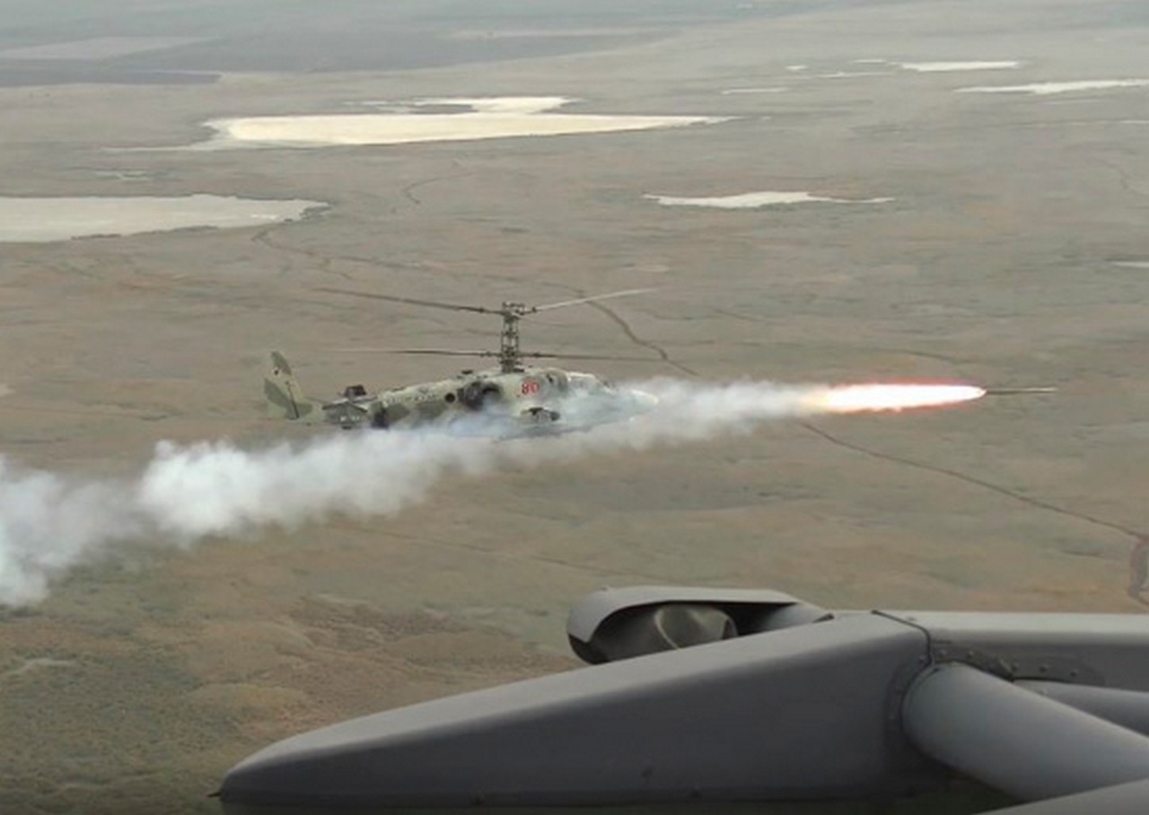 Вертолёт ВС России ведёт огонь противотанковыми ракетами «Вихрь».
