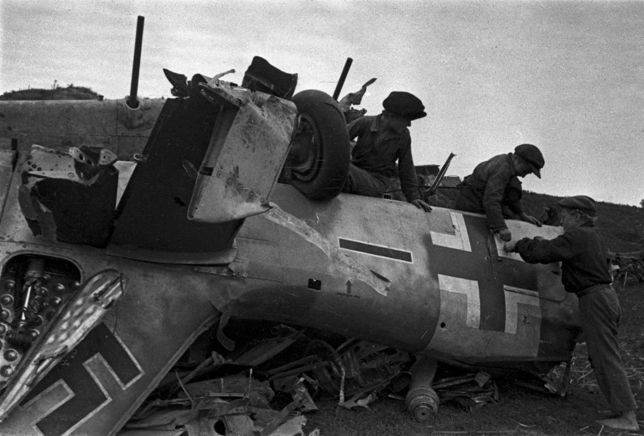 Подростки у немецкого истребителя Fw. 190, сбитого на Курской дуге.