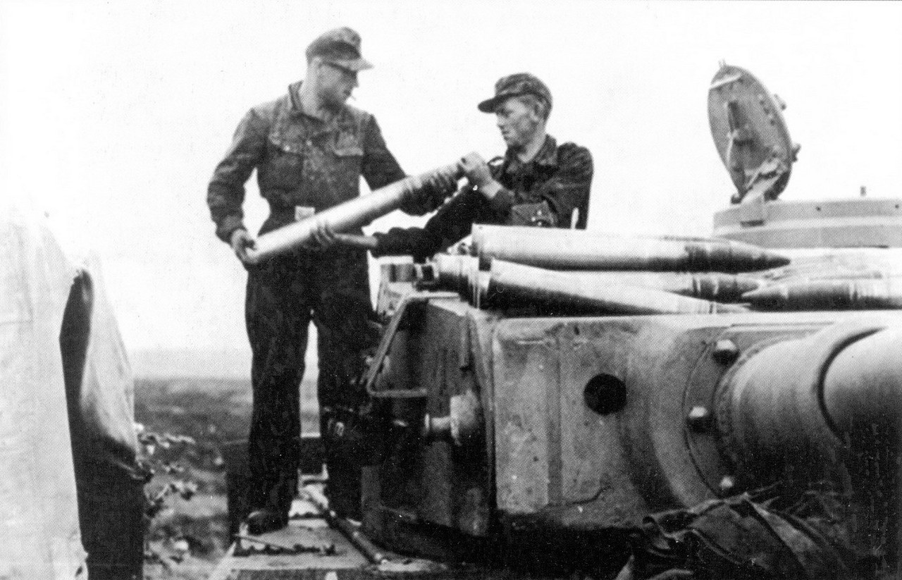 Экипаж танка «Тигр» из состава войск СС пополняет боекомплект в ходе боёв на Курской дуге, июль 1943 г.