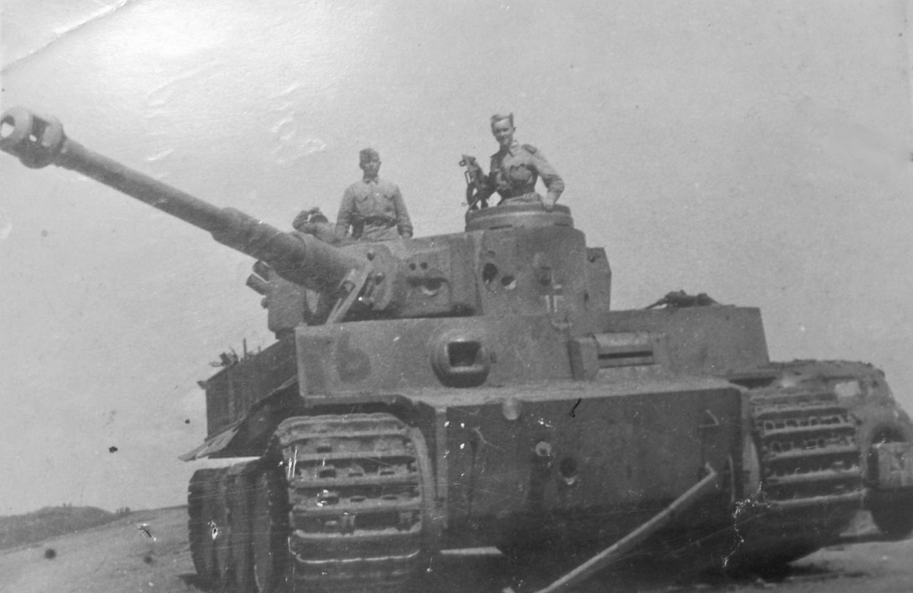 Красноармейцы на броне танка «Тигр», подбитого на Курской дуге, июль-август 1943 г. 
