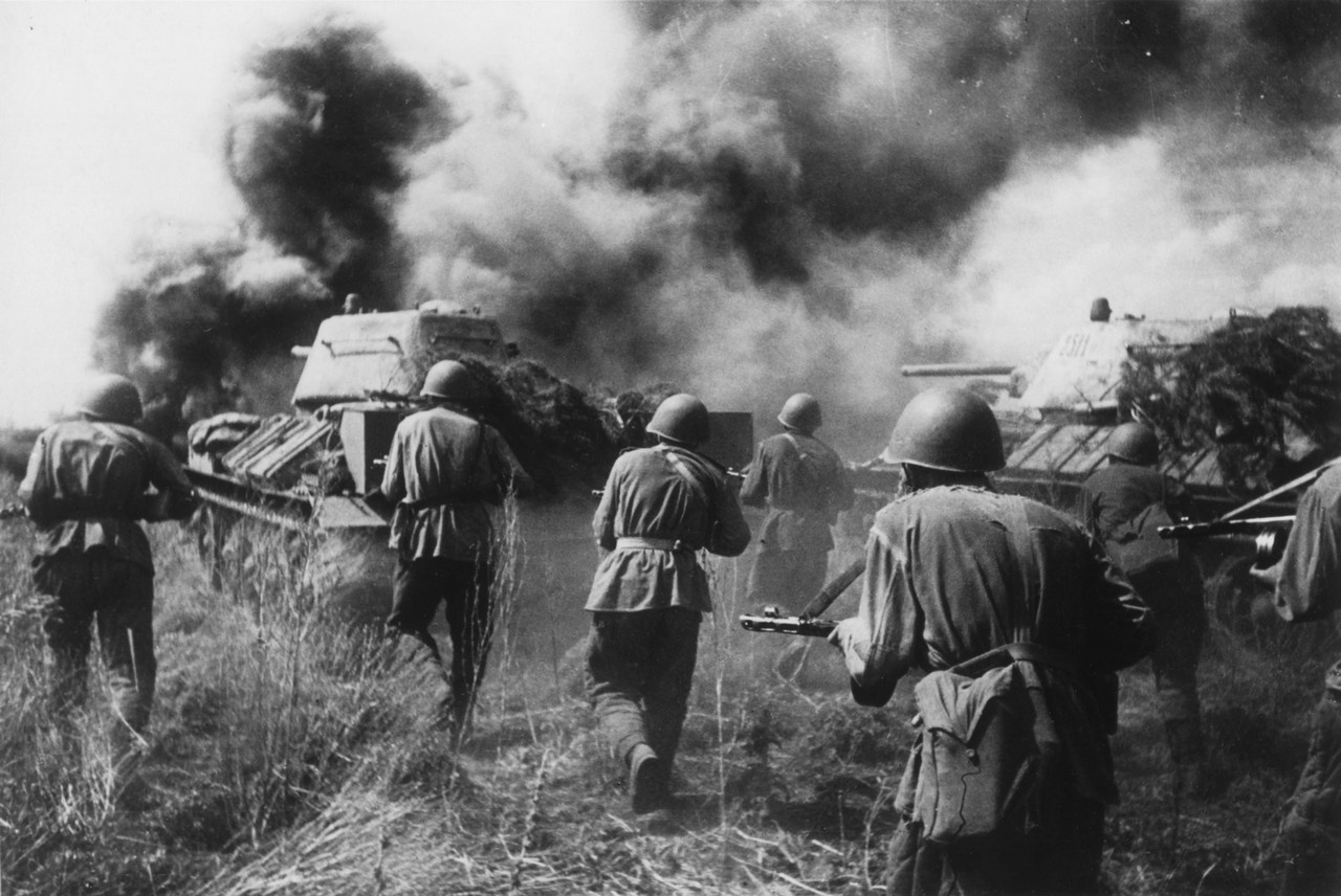 Советская пехота и танки Т-34 в наступлении во время боёв на Курской дуге, июль 1943 г.