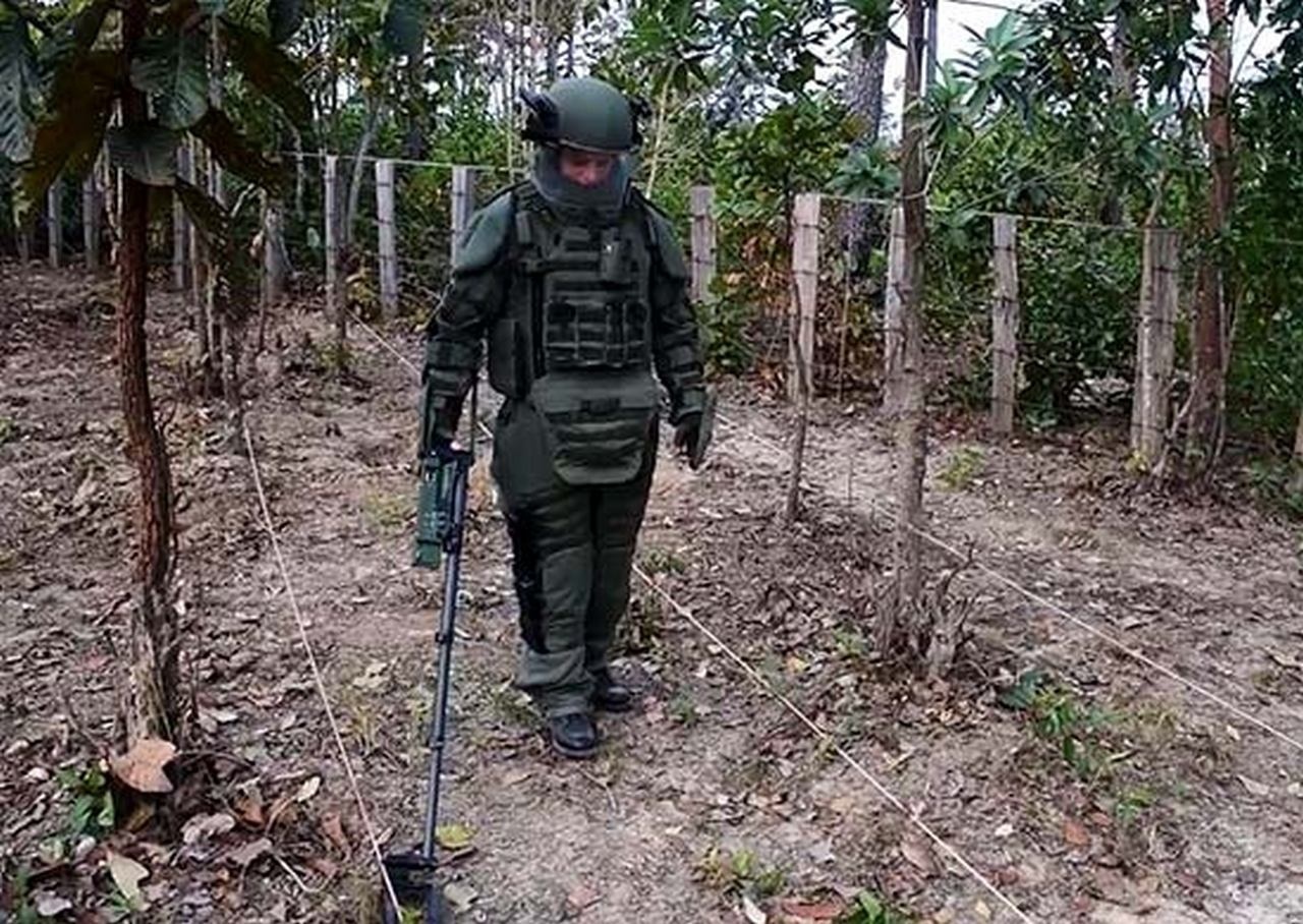 Российские сапёры в Лаосе очистили большую территорию от неразорвавшихся мин из кассетных бомб, которые в 1970-е годы сбрасывали самолёты США, 2022 г.