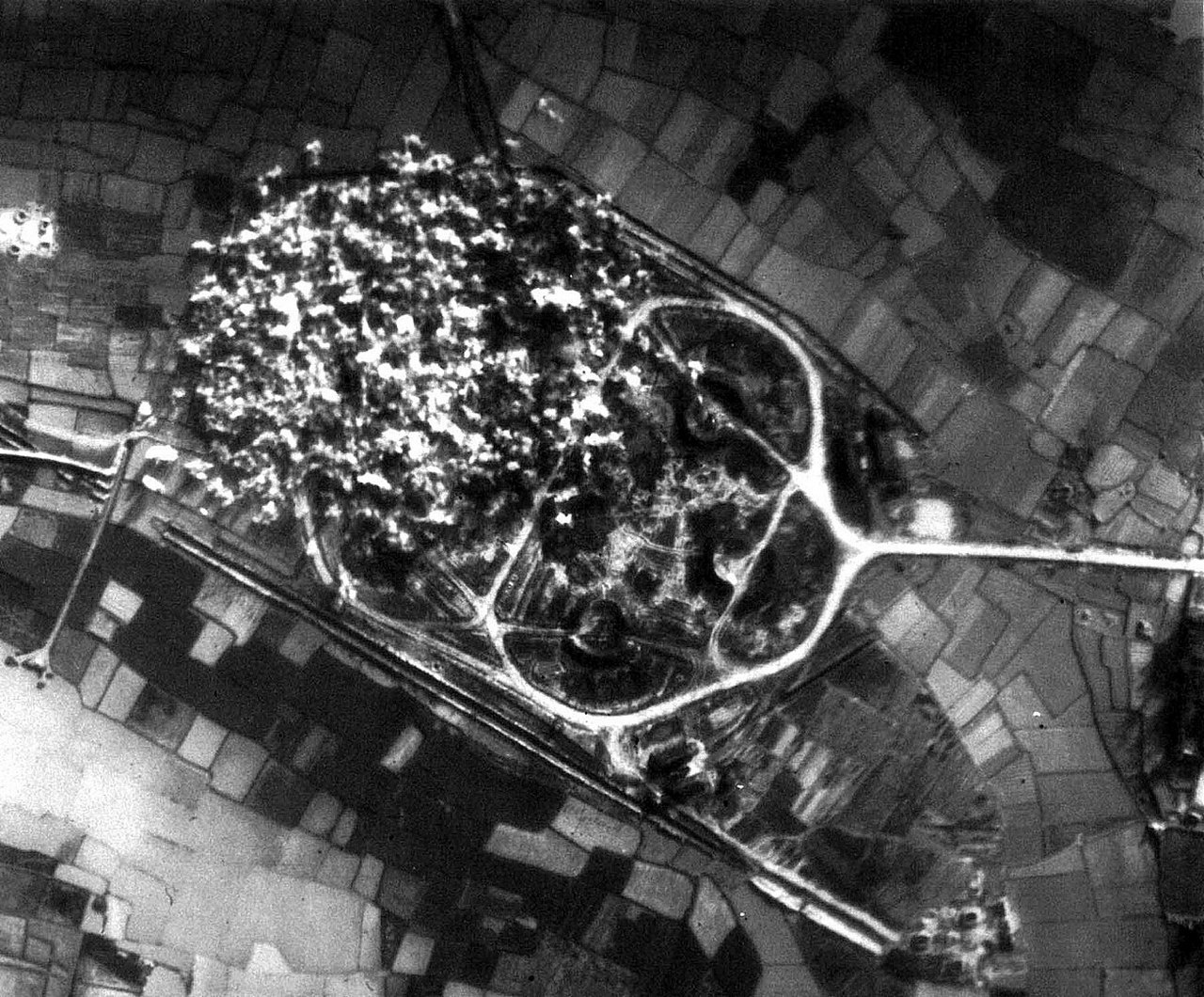 Атака зенитно-ракетного комплекса кассетным боеприпасом США в Северном Вьетнаме.