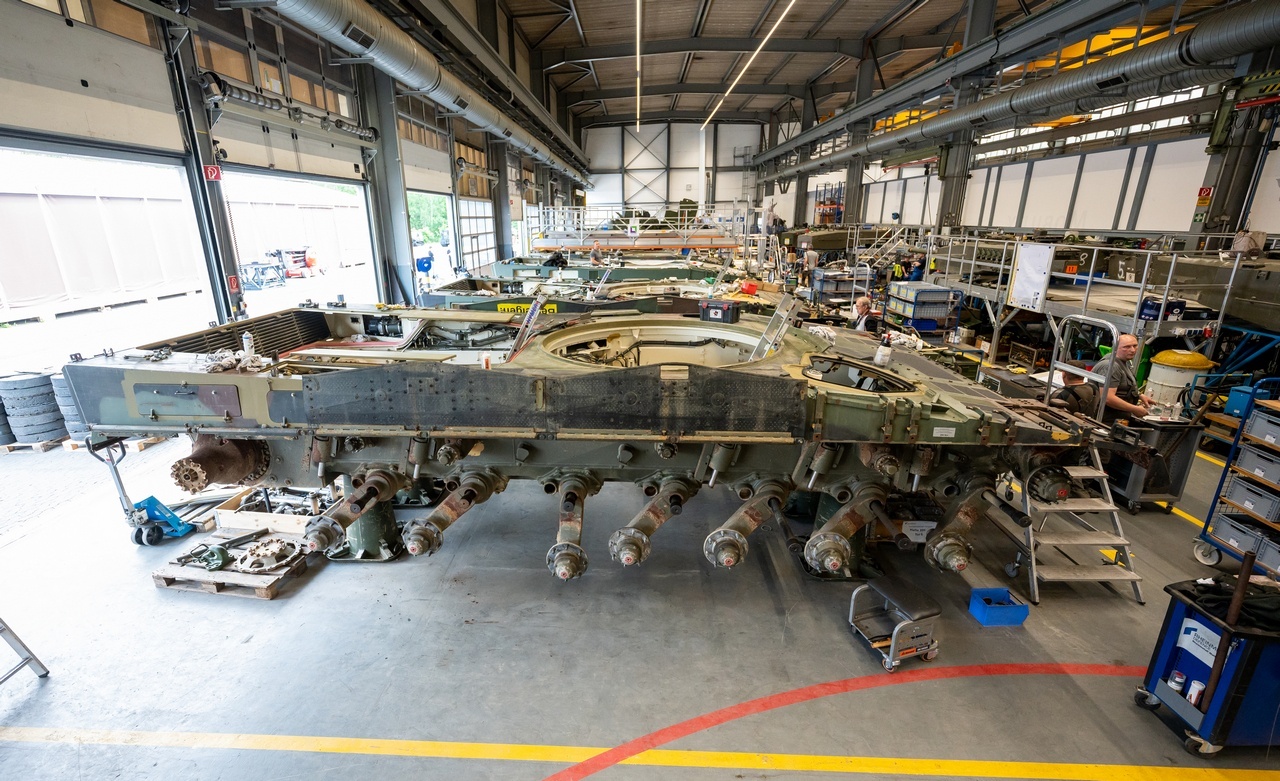 Сборка о танков Leopard 2A4 в цехах Rheinmetall.
