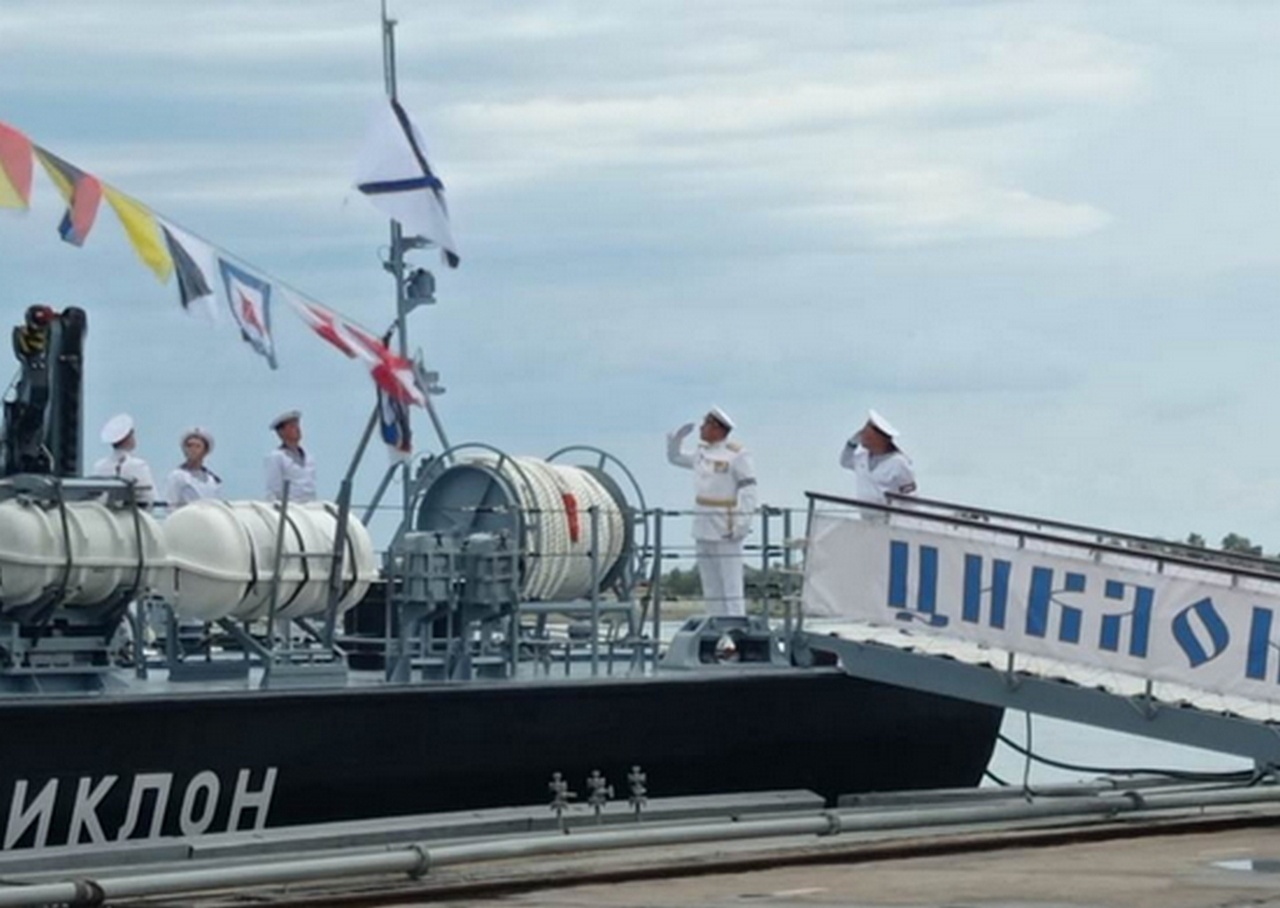 Торжественная церемония приёма в состав ВМФ России малого ракетного корабля «Циклон».
