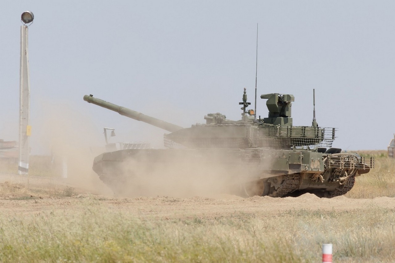Занятия по вождению и выполнению боевых стрельб экипажами танков Т-90 «Прорыв».