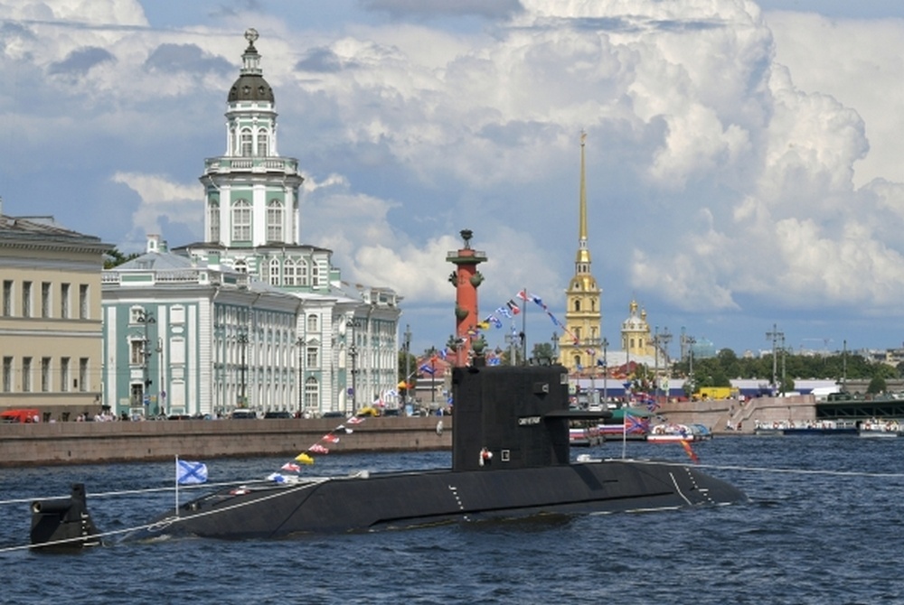 Дизель-электрическая подводная лодка Б-585 «Санкт-Петербург» на репетиции парада ко Дню Военно-Морского Флота в акватории Невы в Санкт-Петербурге.