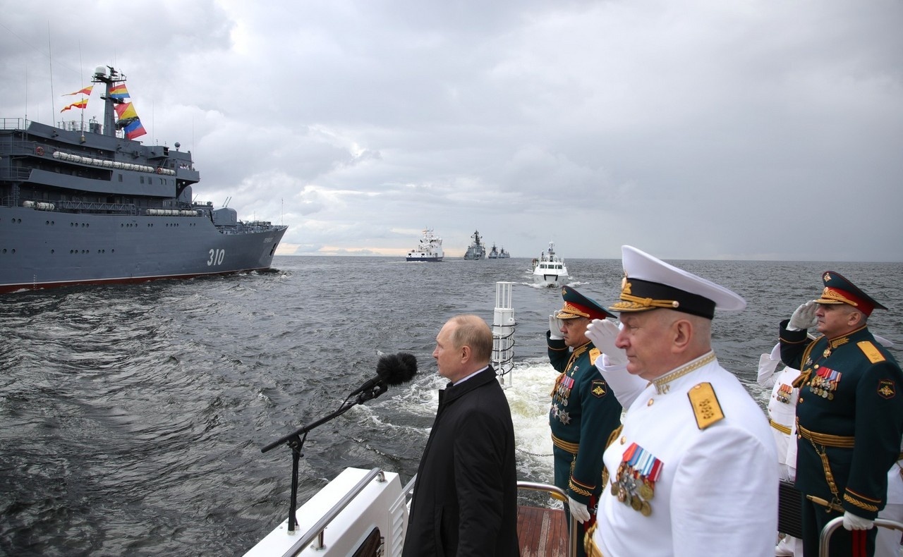 В День Военно-Морского Флота Верховный Главнокомандующий принял Главный военно-морской парад, который прошёл в Санкт-Петербурге и Кронштадте, 31 июля 2022 г.