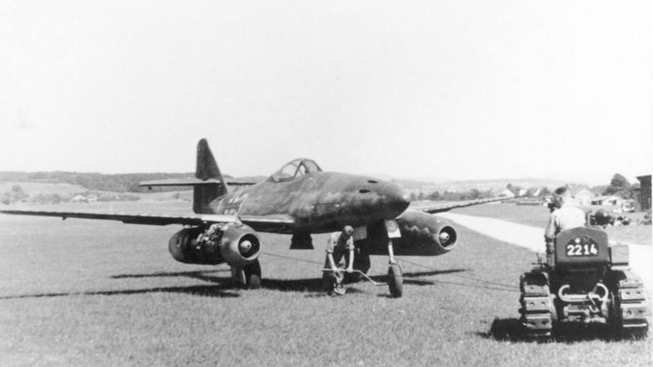 Реактивный истребитель Me-262.