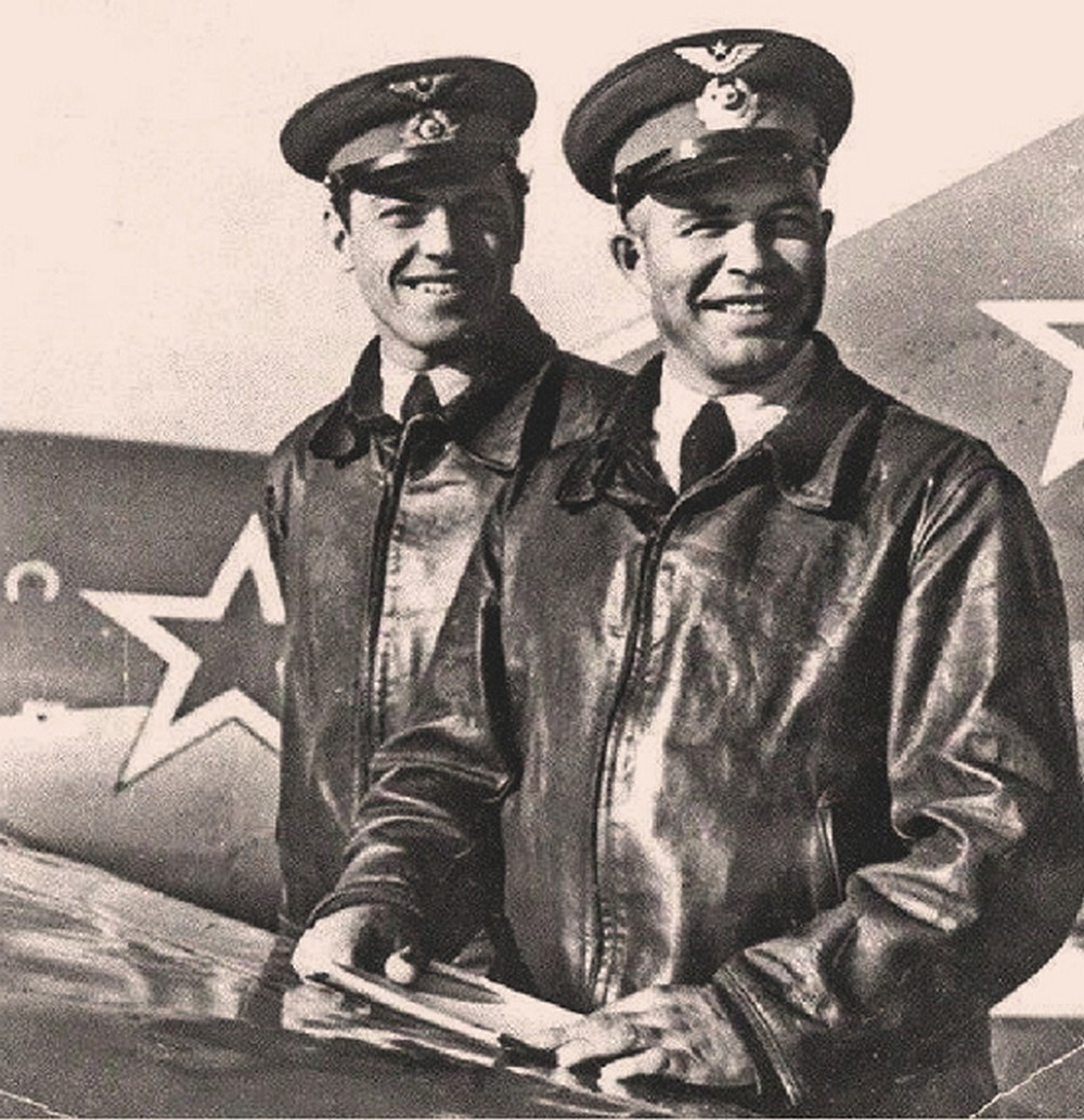 Участники боёв в небе Кореи: подполковник Пепеляев и капитан Лапшин у МиГ-15. 1950 г.