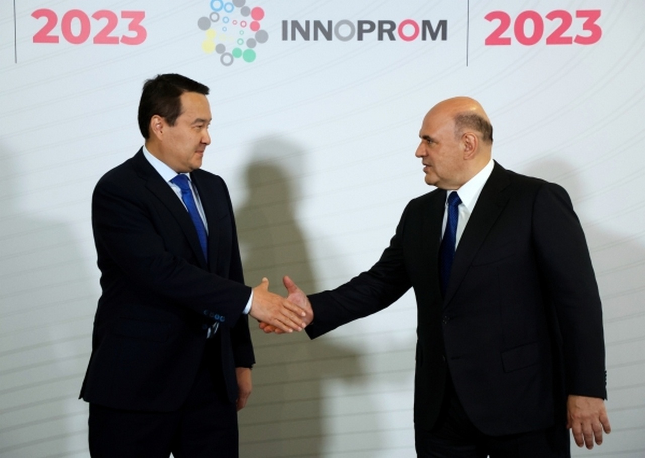 Председатель правительства РФ Михаил Мишустин и премьер-министр Казахстана Алихан Смаилов (слева) на международной промышленной выставке «Иннопром-2023» в Екатеринбурге.