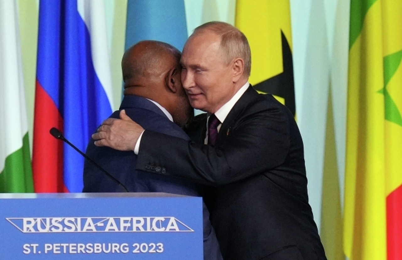 Президент РФ Владимир Путин и председатель Африканского союза, президент Союза Коморских островов Азали Ассуман на II Саммите «Россия - Африка».