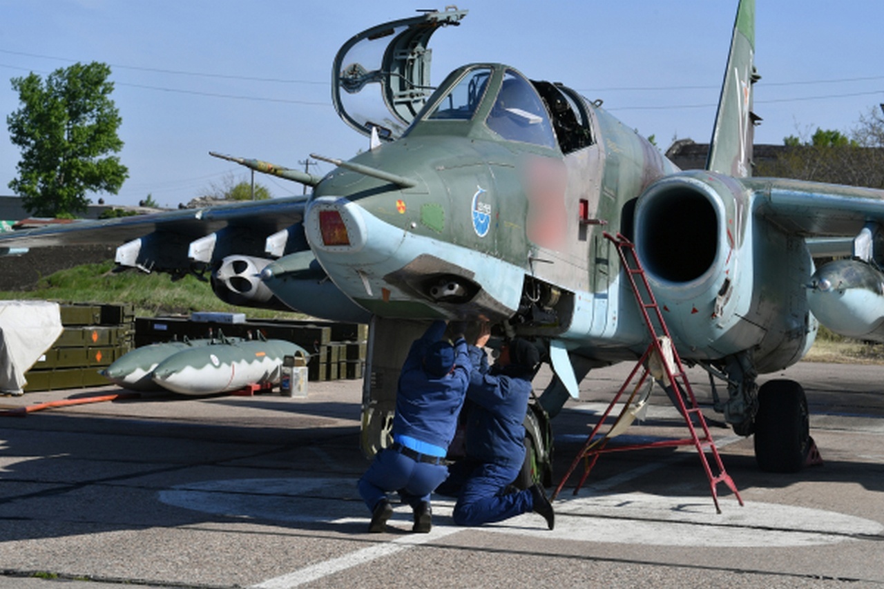 Механики возле самолёта Су-25 «Грач», задействованного в специальной военной операции.