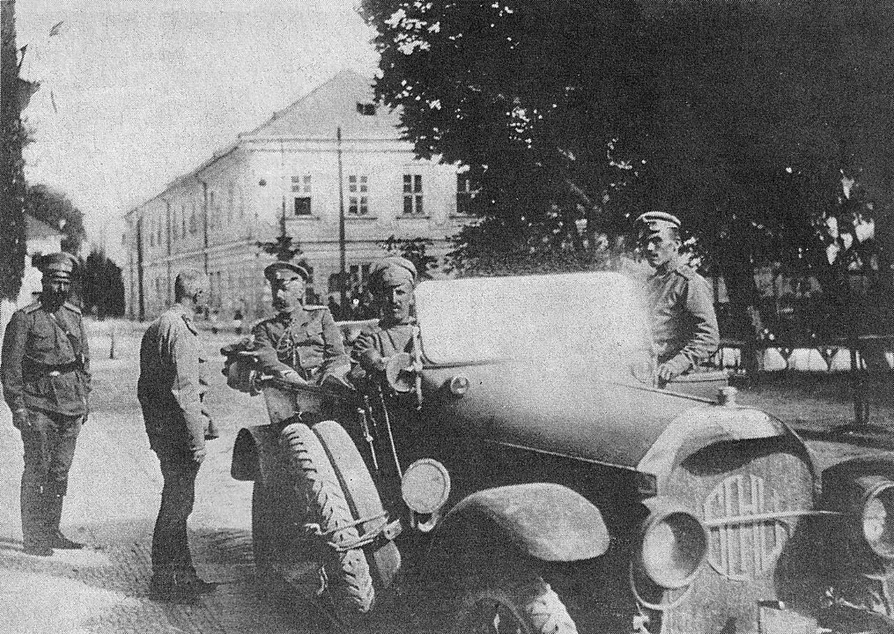 Генерал Алексей Брусилов (стоит спиной) и великий князь Георгий Михайлович Романов, 1915 г.