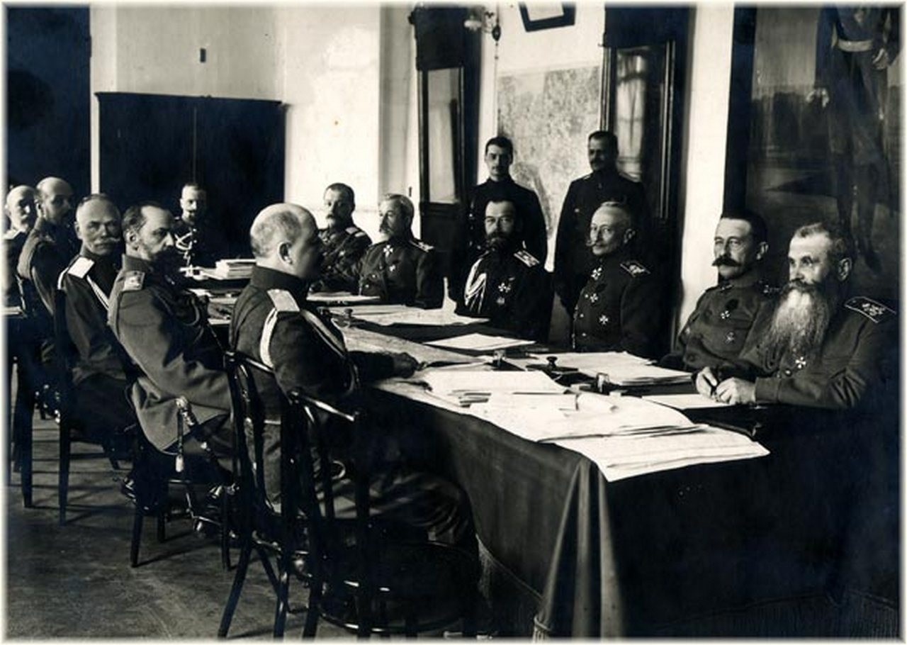 Военный совет 1 апреля 1916 года, (А.А Брусилов - третий справа, рядом с Николаем II).