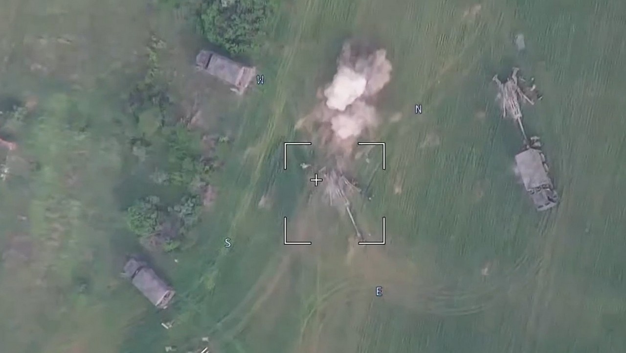 На видео, снятом российским БПЛА, показано уничтожение огневой позиции гаубиц M777 в зоне СВО.