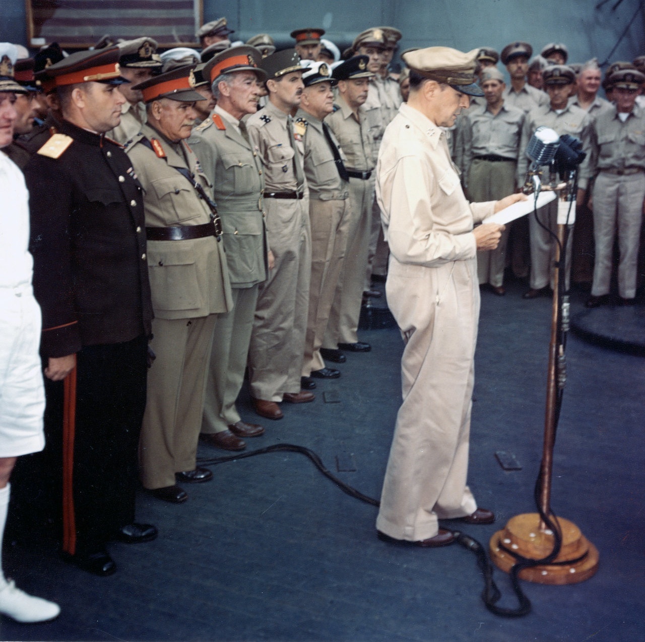 Генерал  Дуглас Макартур зачитывает текст акта о капитуляции Японии на борту линкора «Миссури», слева - генерал-лейтенант К.Н. Деревянко.
