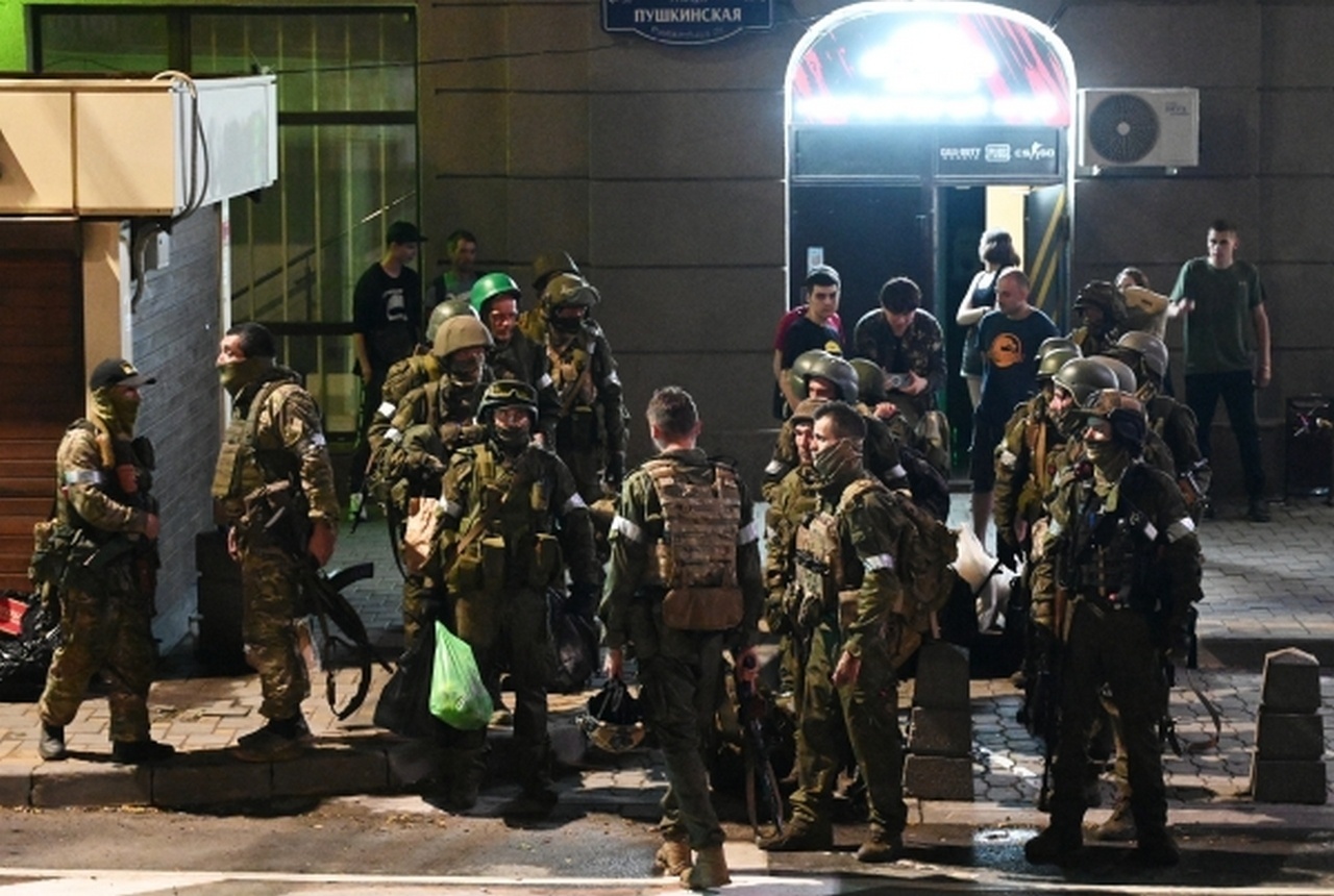 Бойцы ЧВК «Вагнер» покидают штаб ЮВО в Ростове-на Дону.