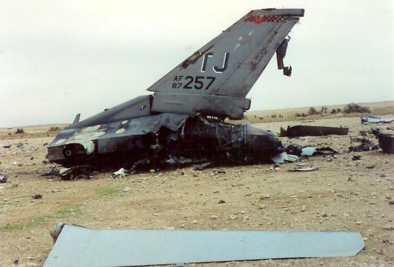 Обломки F-16, сбитого ЗРК С-125 во время операции «Буря в пустыне» 19 января 1991 г.