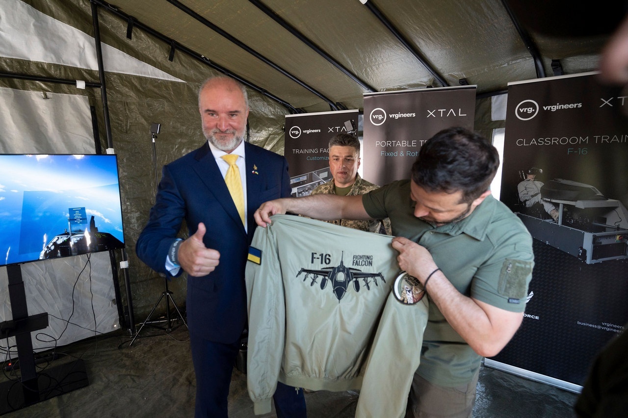 Представители Чехии подарили Зеленскому куртку лётчика-истребителя с логотипом самолёта F-16 Fighting Falcon, 6 августа 2023 г.