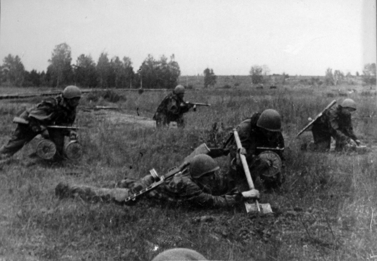 Советские сапёры устанавливают противотанковые мины перед передним краем обороны, июль 1943 г.