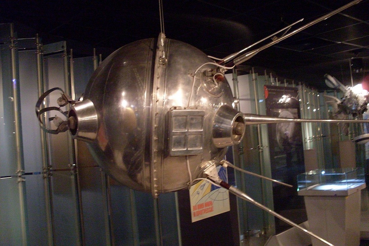 Макет советской автоматической межпланетной станции (АМС) «Луна-1».