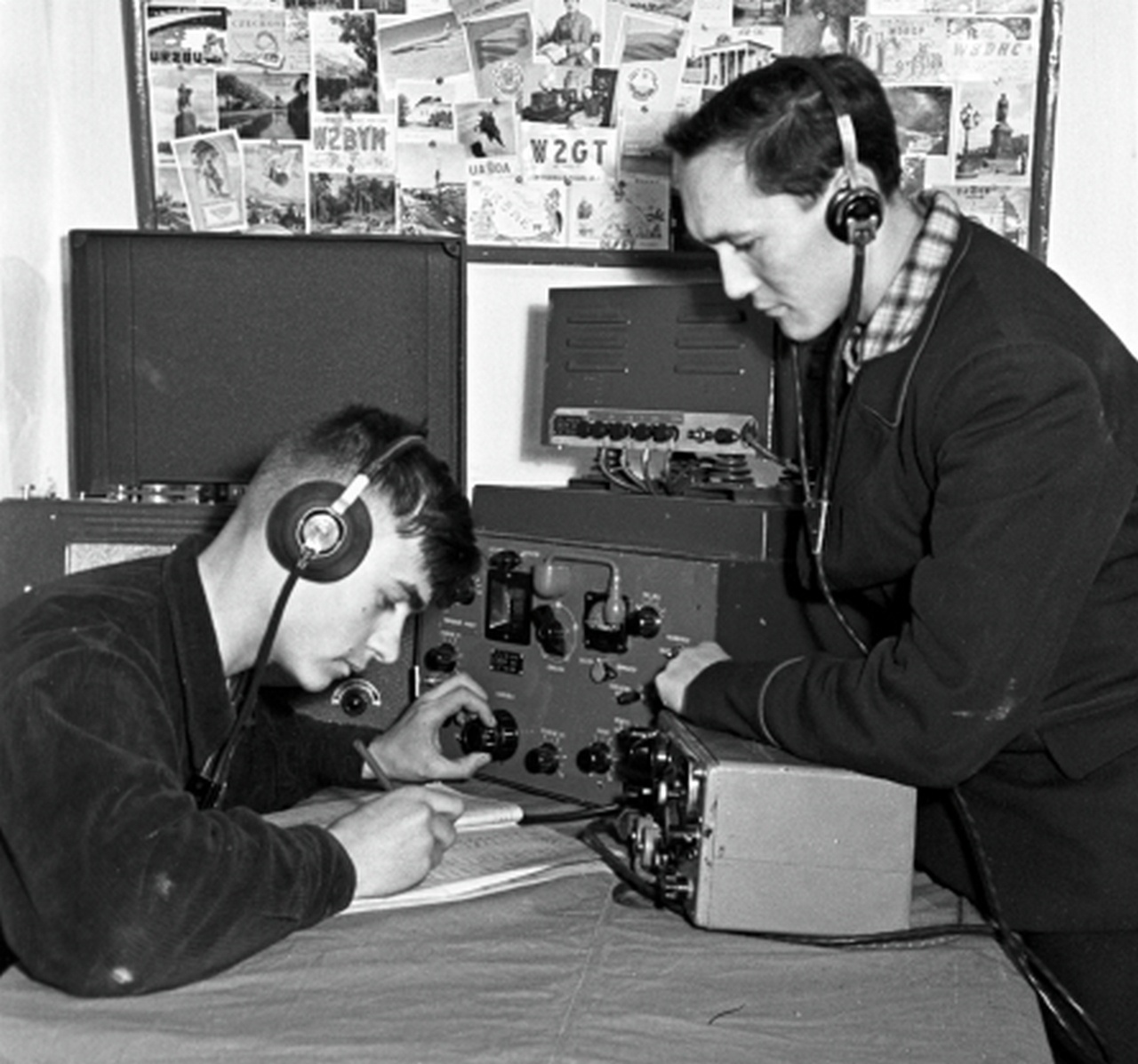 Радиолюбители Геннадий Ушаков и Махмуд Аликов принимают радиосигналы АМС «Луна-1», запущенной в космос 2 января 1959 года.