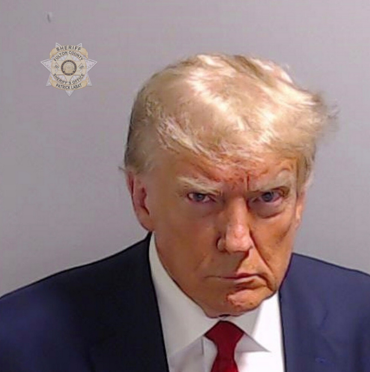 Фотография при оформлении Дональда Трампа, предоставленная офисом шерифа округа Фултон, моментально стала мемом.