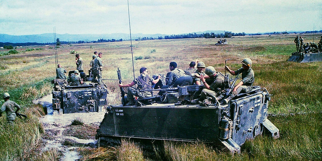 Бронетранспортёры М-113 на Вьетнамской войне.