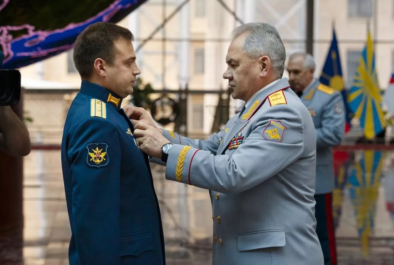 Министр обороны России вручает медаль «Золотая Звезда» майору Виктору Дудину.