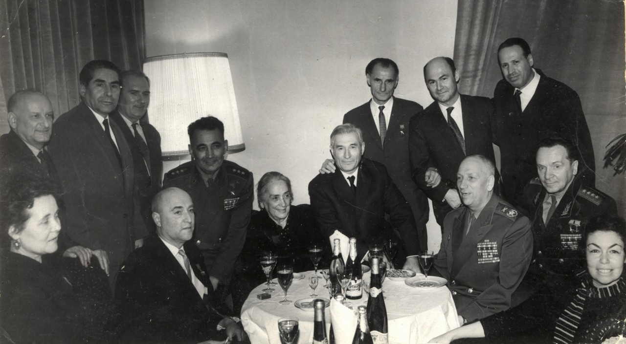 Группа ветеранов, защищавших Испанскую республику. Генерал-полковник Х-У. Мамсуров (четвёртый слева во втором ряду) рядом с Долорес Ибаррури, 1968 г.