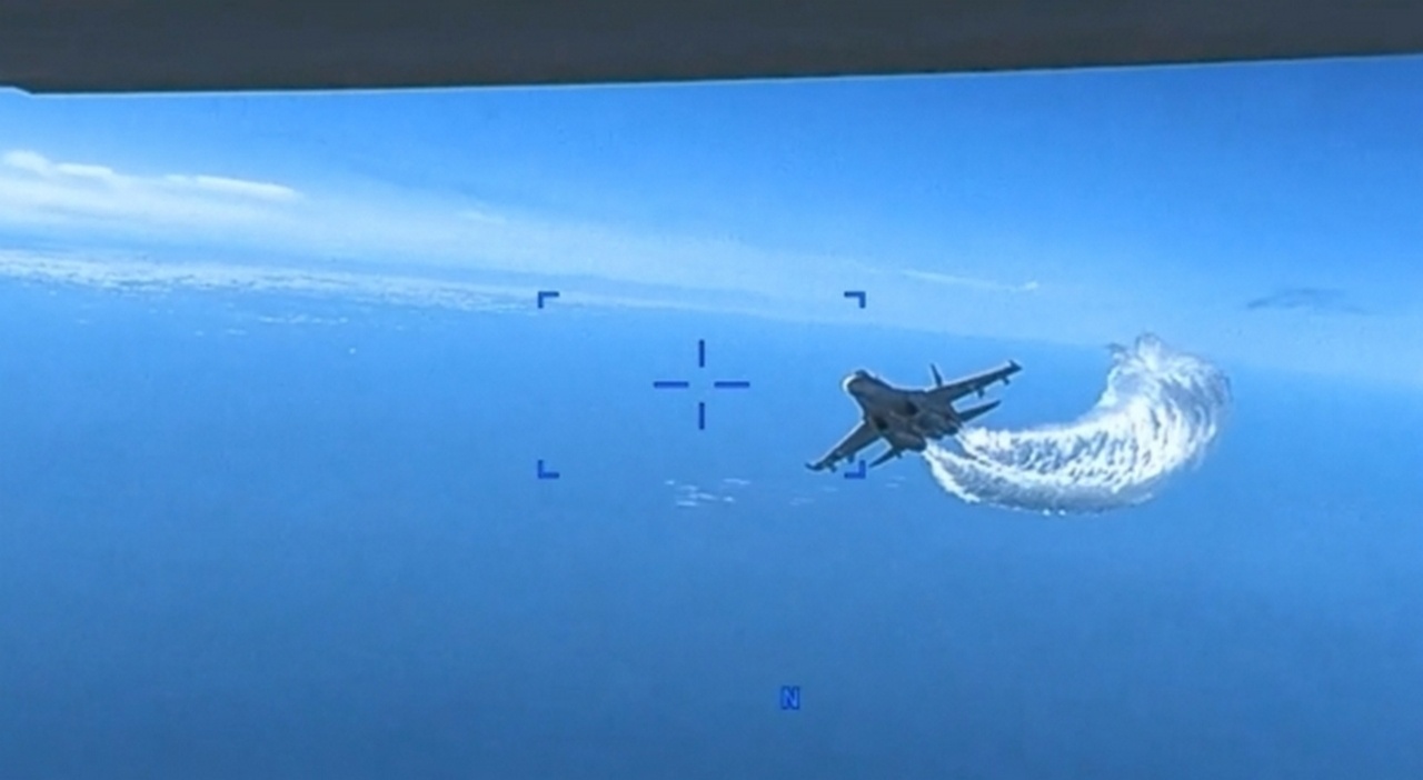 Кадры, облетевшие весь мир: истребитель Су-27 ВКС РФ нейтрализует БПЛА MQ-9 Reaper ВС США в акватории Чёрного моря, март 2023 г.