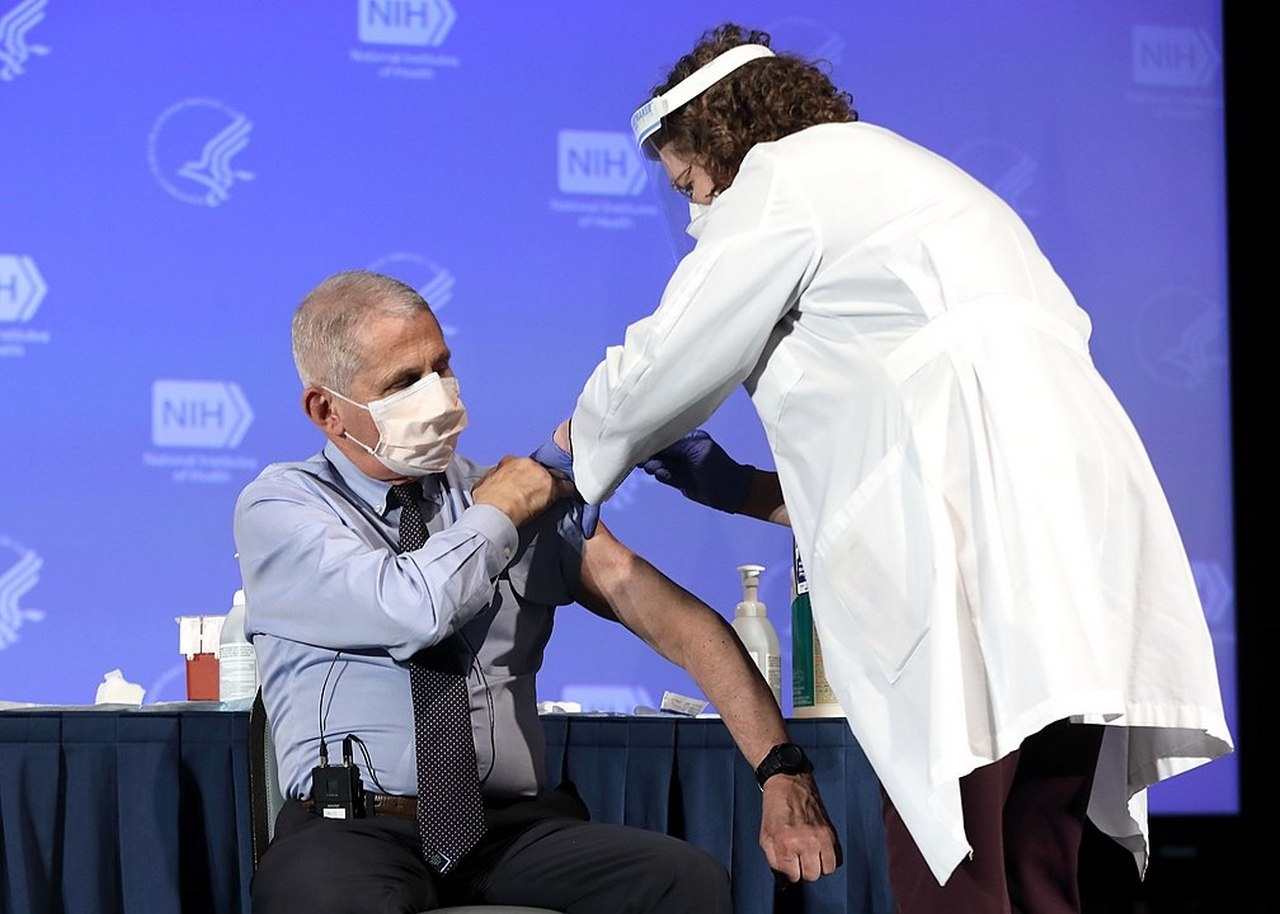 Энтони Фаучи якобы получает свою первую дозу вакцины Moderna от COVID-19 в декабре 2020 года.