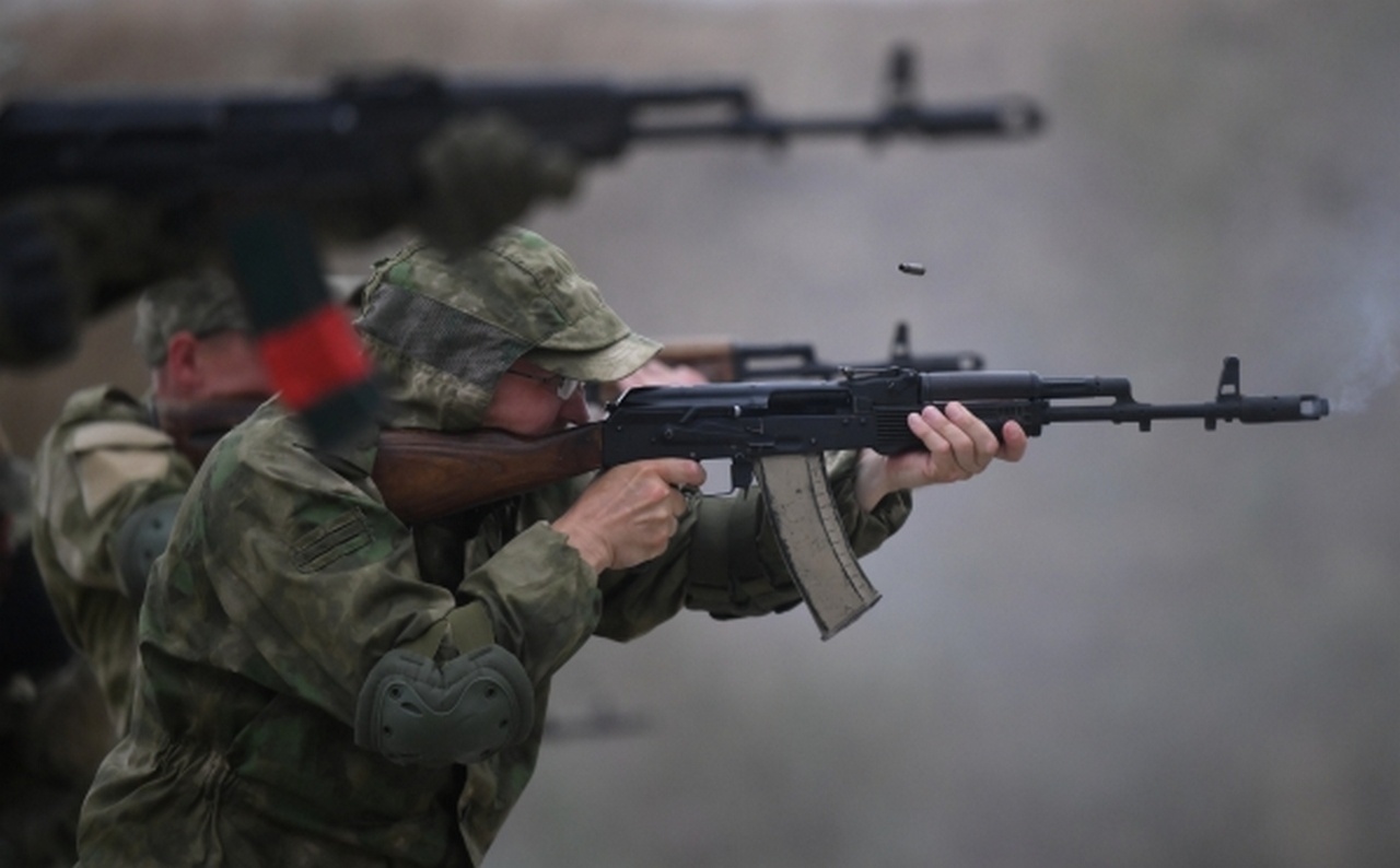 Добровольцы стреляют из АК-74 на базе центра подготовки спецназа в Гудермесе.