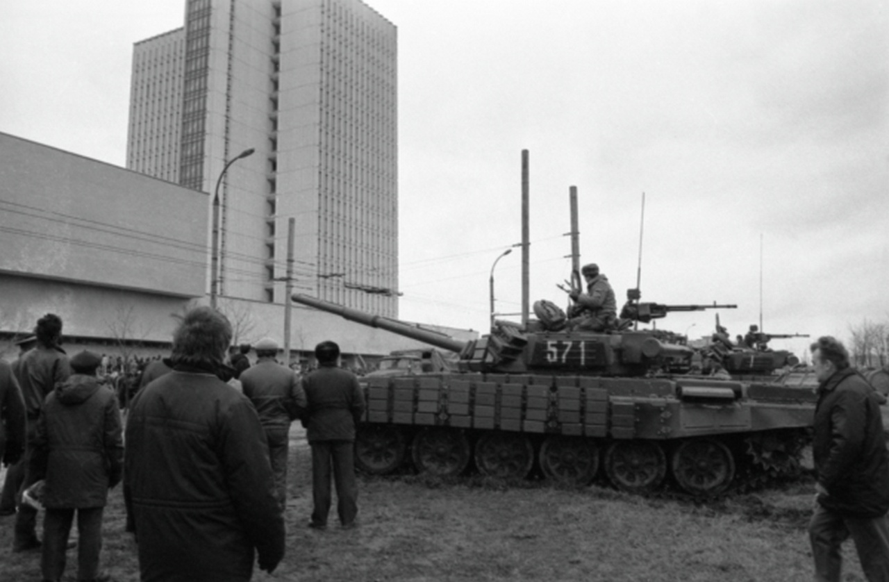 События в Вильнюсе 11-13 января 1991 года. Десантники у Дома печати.