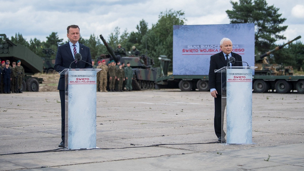 Министр обороны Польши Мариуш Блащак (слева) и председатель правящей партии «Право и справедливость» Ярослав Качиньский не скрывают, против кого они вооружаются.