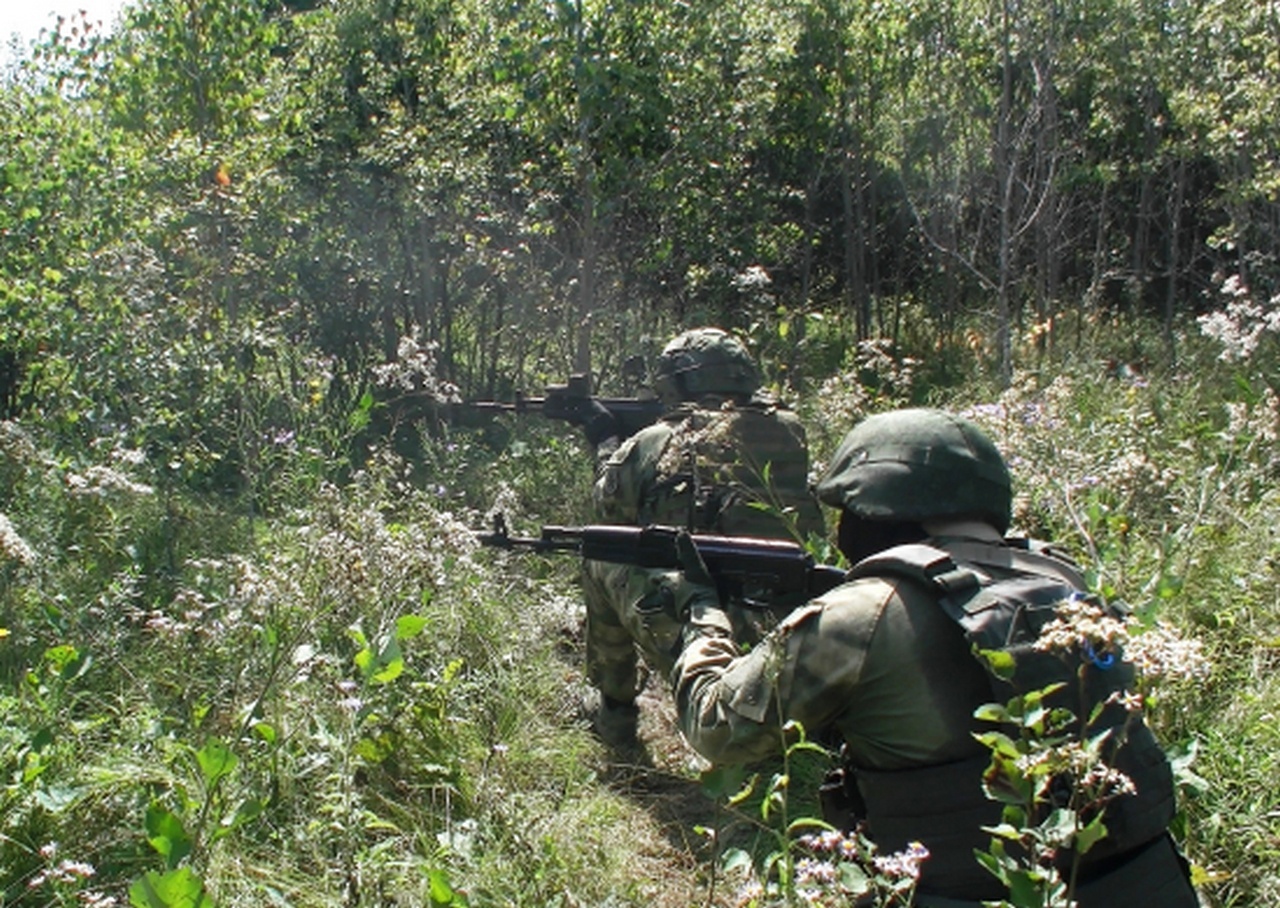 Военнослужащие взяли штурмом лесополосу на полигоне ВВО в Приамурье.
