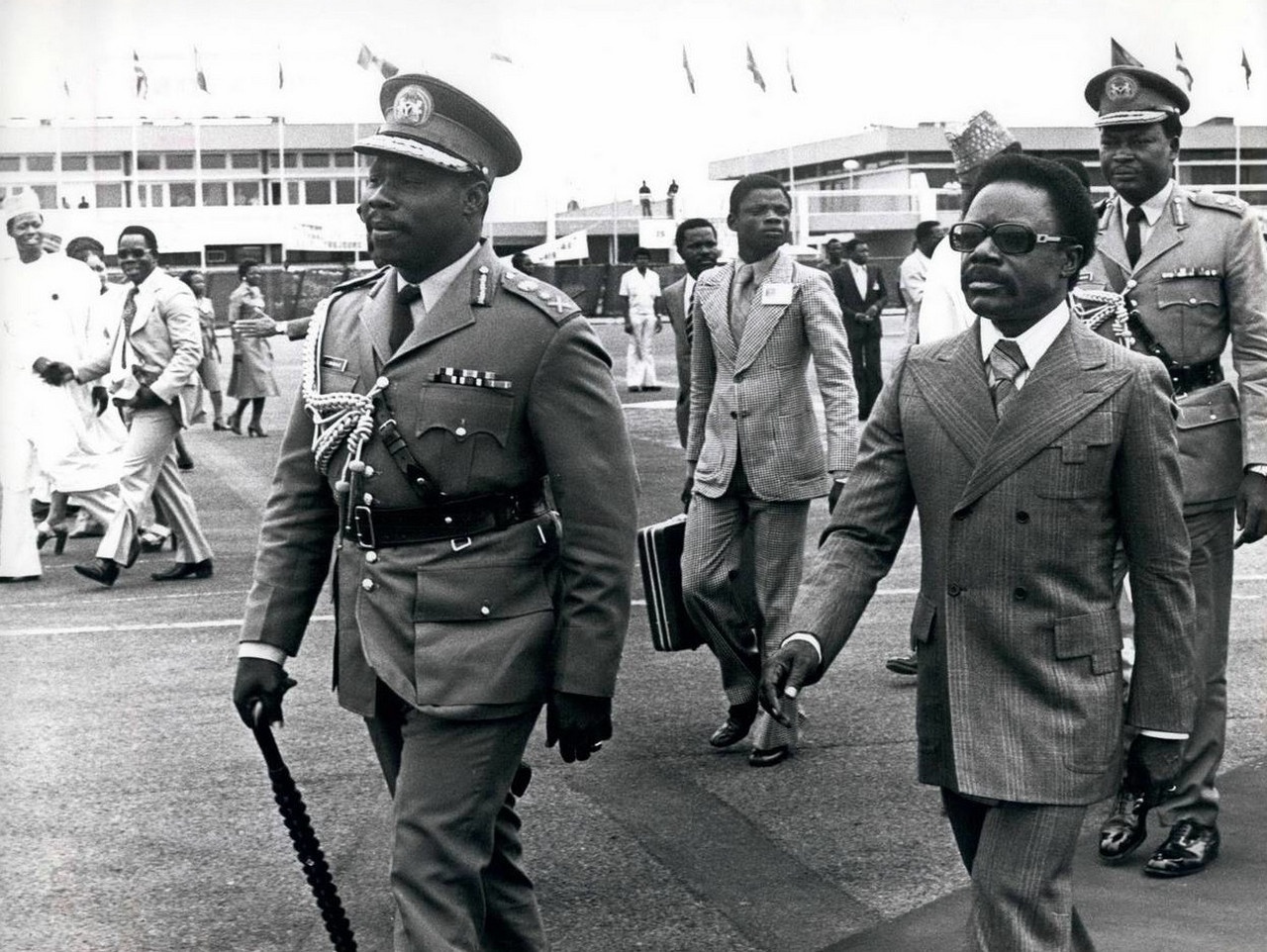 Омар Бонго (справа) встречает главу Нигерии, который прибыл в Либревиль на встречу стран ОАЕ, 1972 г. 