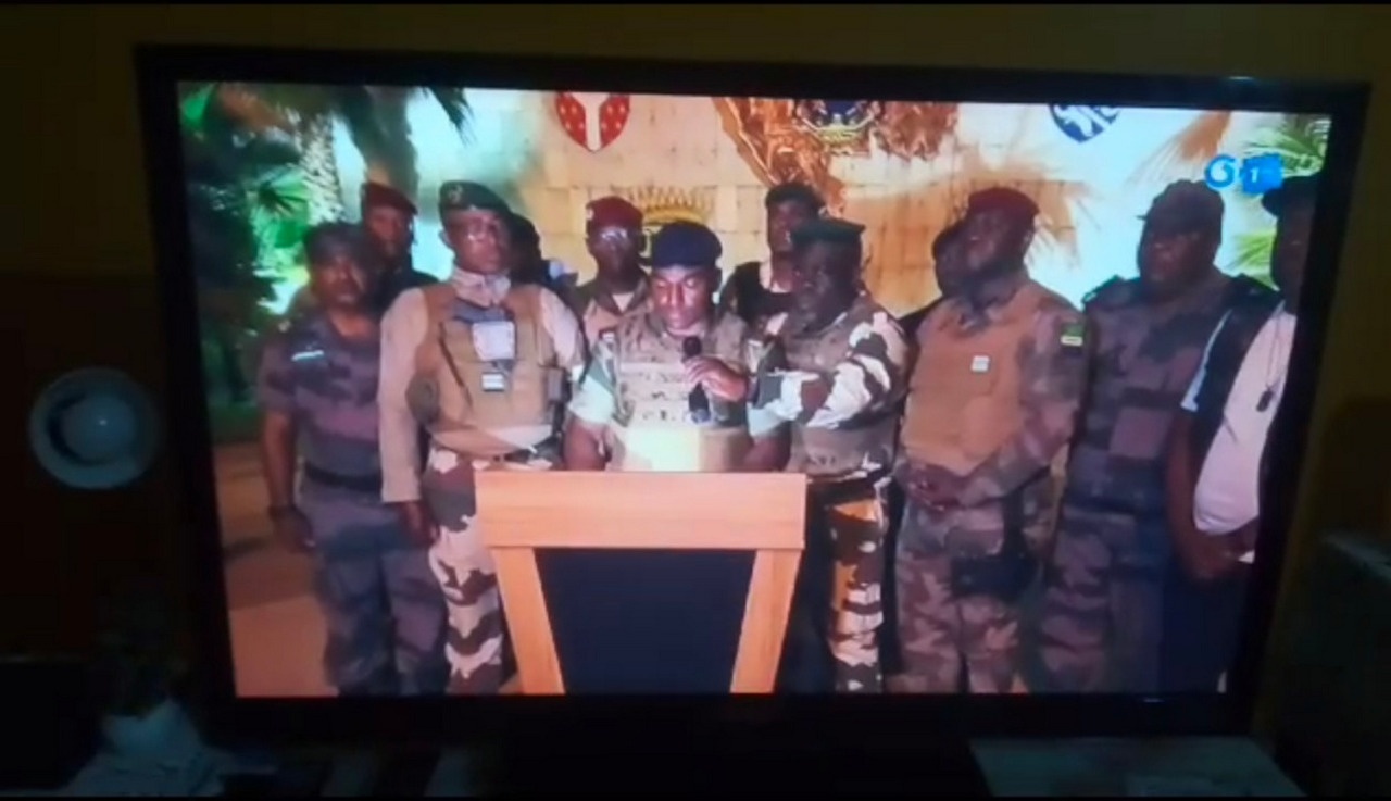 Генерал армии Брис Олиги Нгема зачитывает обращение к народу.