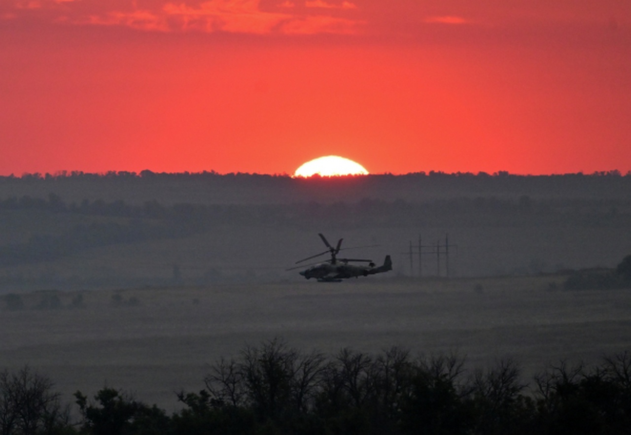 Вертолёт Ка-52 во время боевого вылета в зоне СВО.