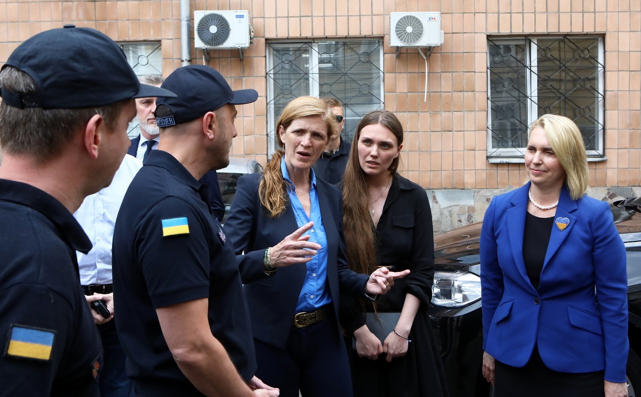Руководитель USAID Саманта Пауэр (в центре) - официальная «прокладка» неучтённых детей на Украине.