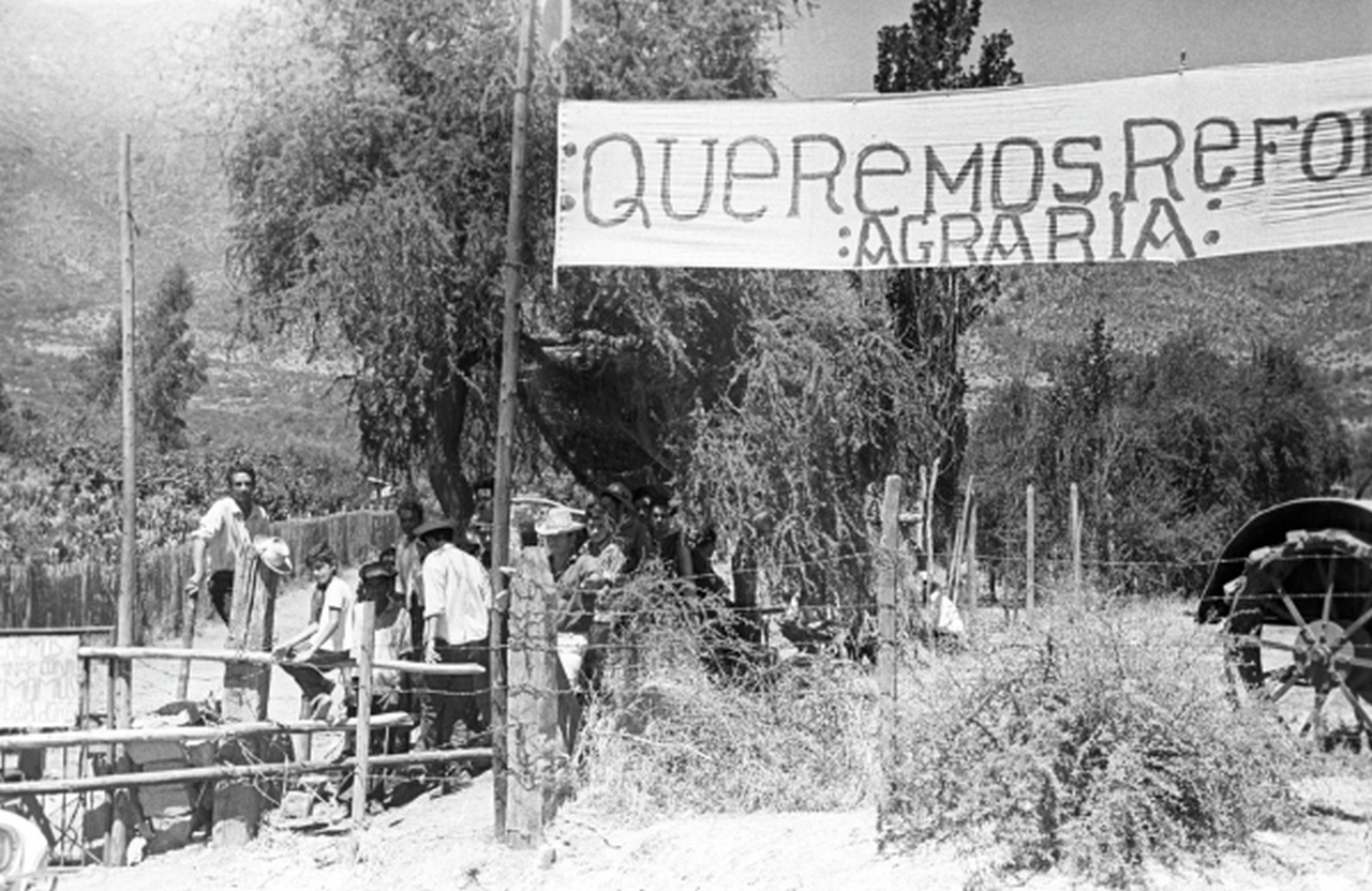 Рабочие поместья Тапиуе (провинция Сантьяго) вывесили лозунг с призывом к проведению аграрной реформы, 1971 г.