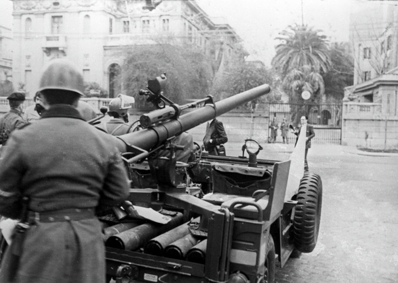 Военный переворот в Чили 11 сентября 1973 года. Вооружённые отряды хунты перед зданием кубинского посольства в Сантьяго.