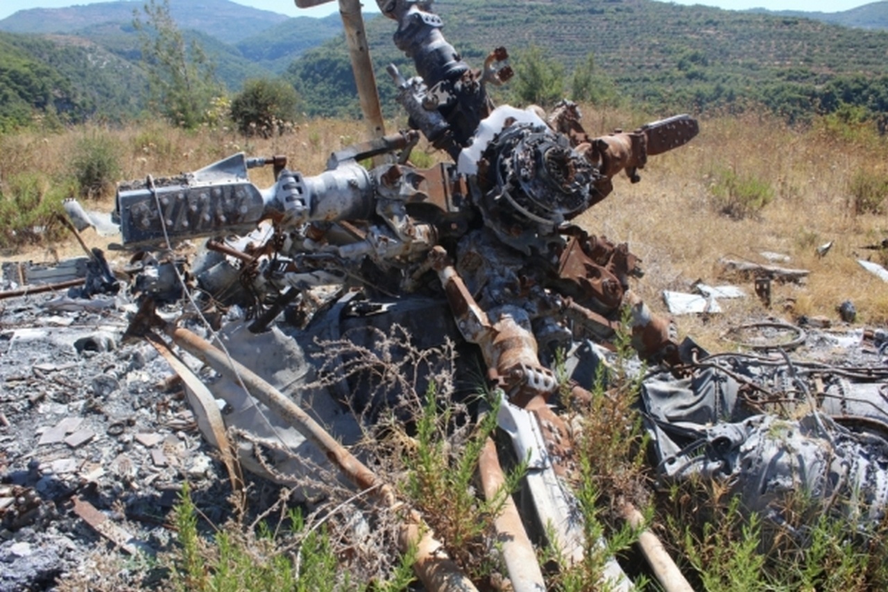 Обломки на месте крушения российского бомбардировщика Су-24М и вертолёта спасательной группы, сирийская провинция Латакия.