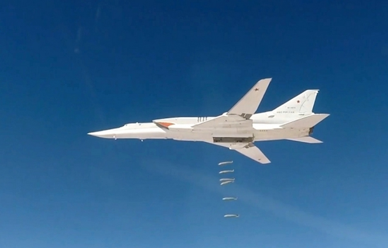 Дальний бомбардировщик Ту-22М3 ВКС РФ наносит удар по объектам террористов в Сирии.